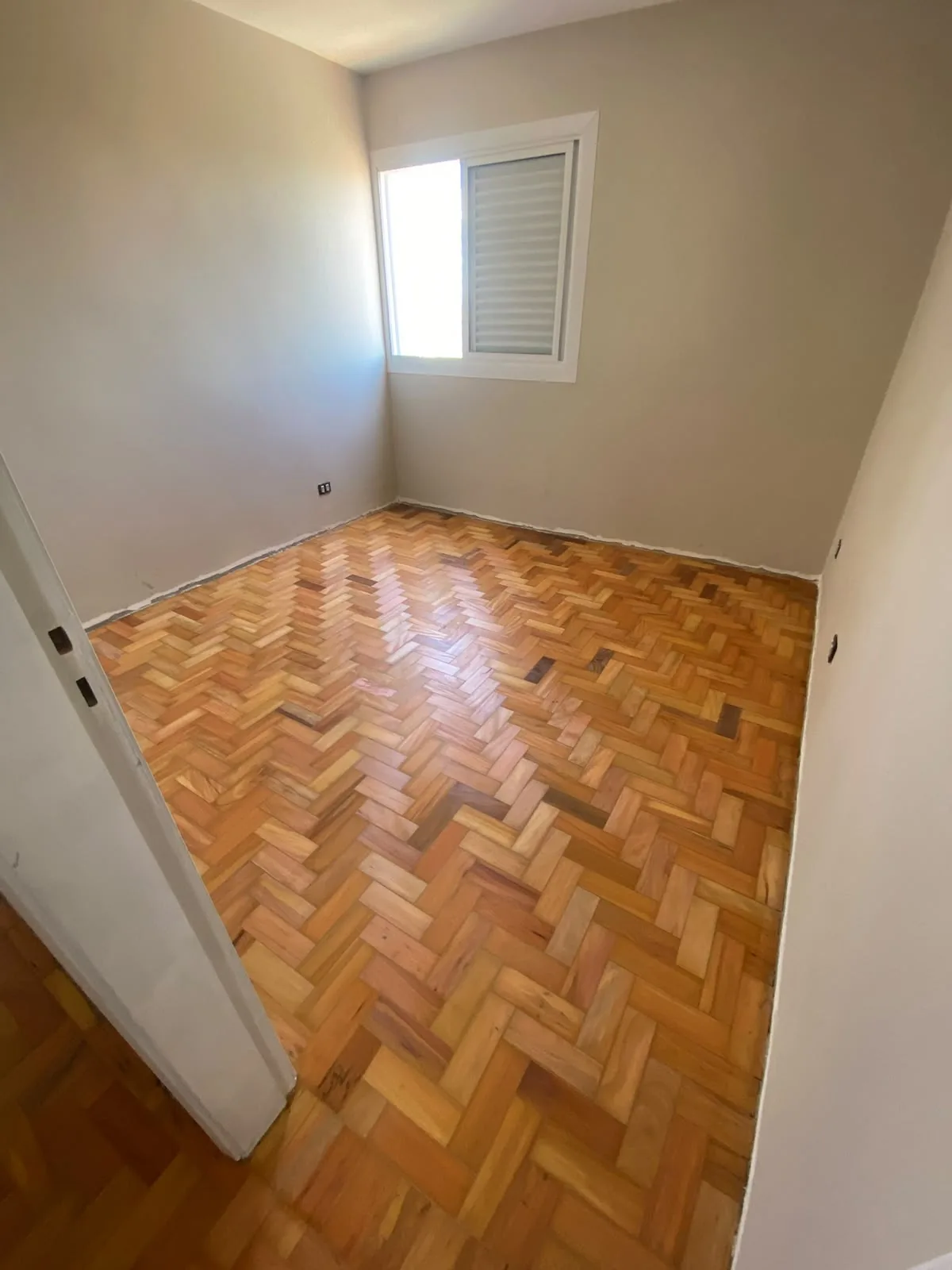 Piso de tacos com acabamento restaurado em quarto