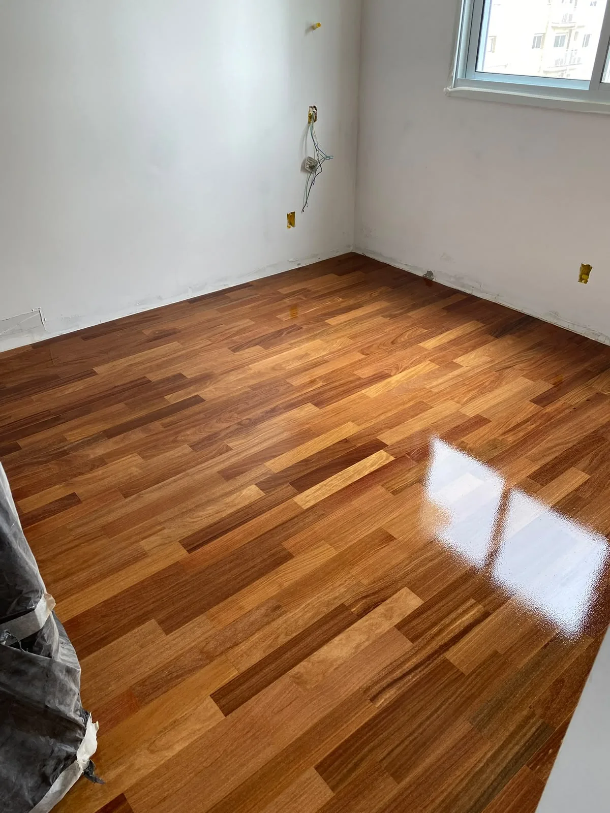 Assoalho de réguas variadas restaurado em ambiente interno