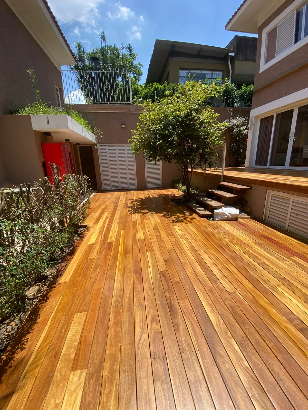 Deck de Cumaru em quintal de casa com jardim lateral