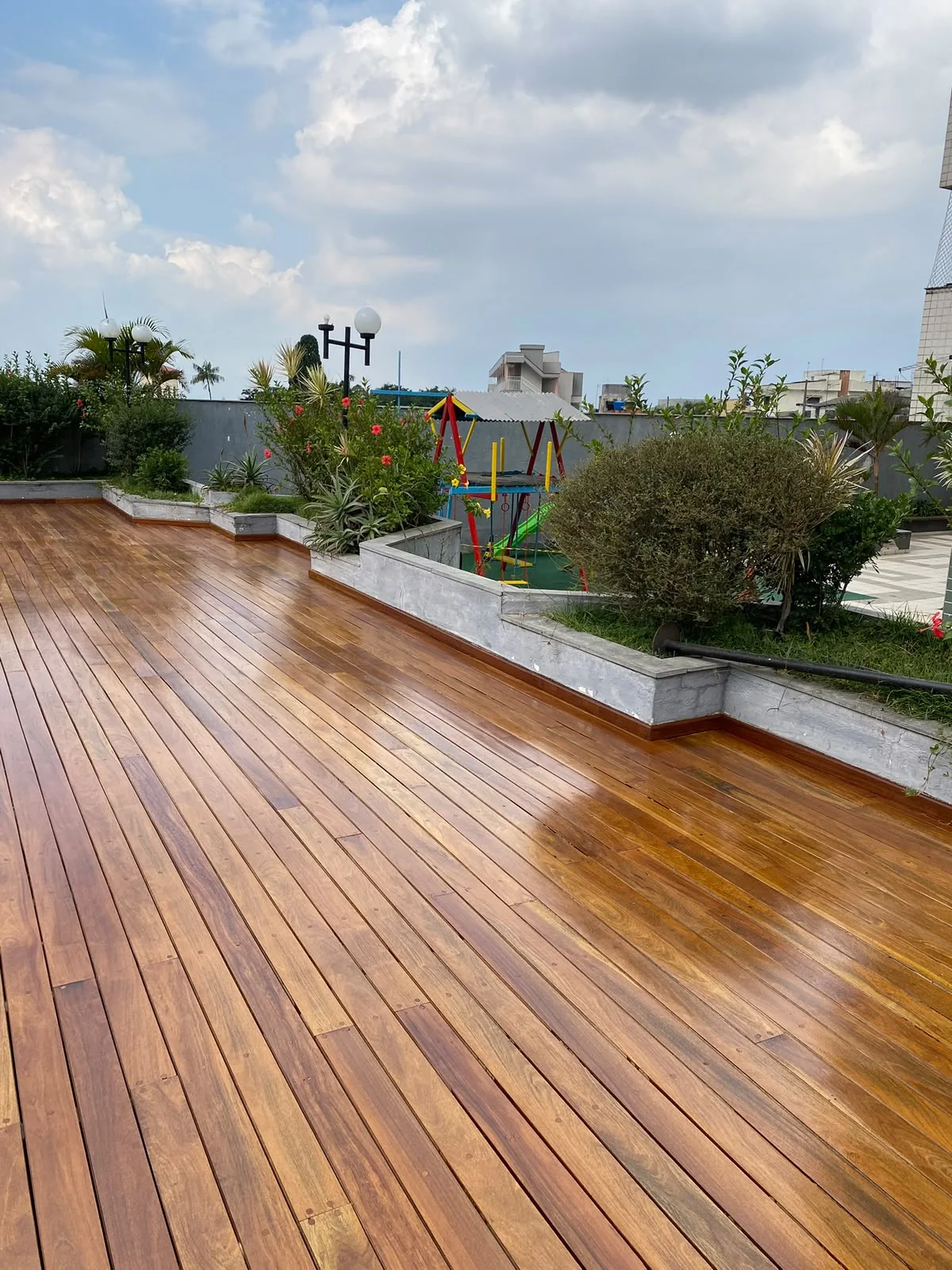 Deck de Cumaru em área ampla, trabalho da EA Madeira