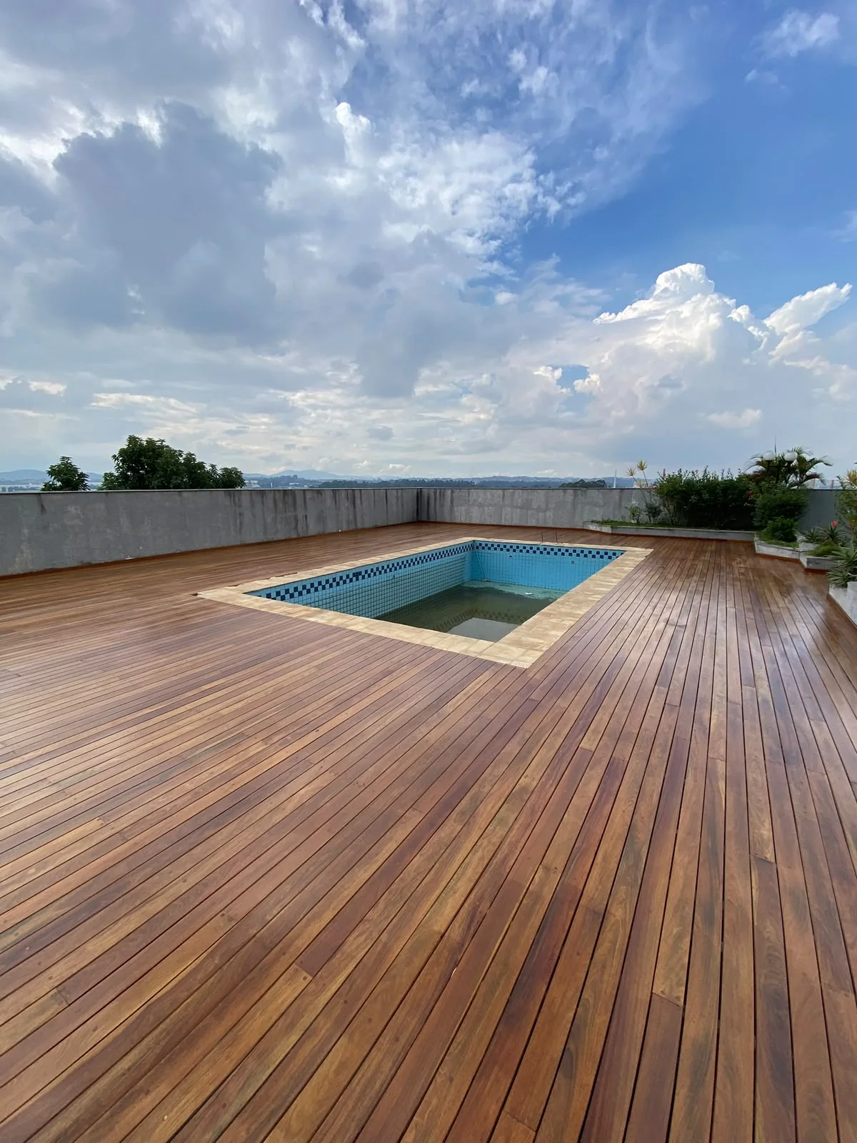 Deck de Cumaru em área de piscina, trabalho da EA Madeira