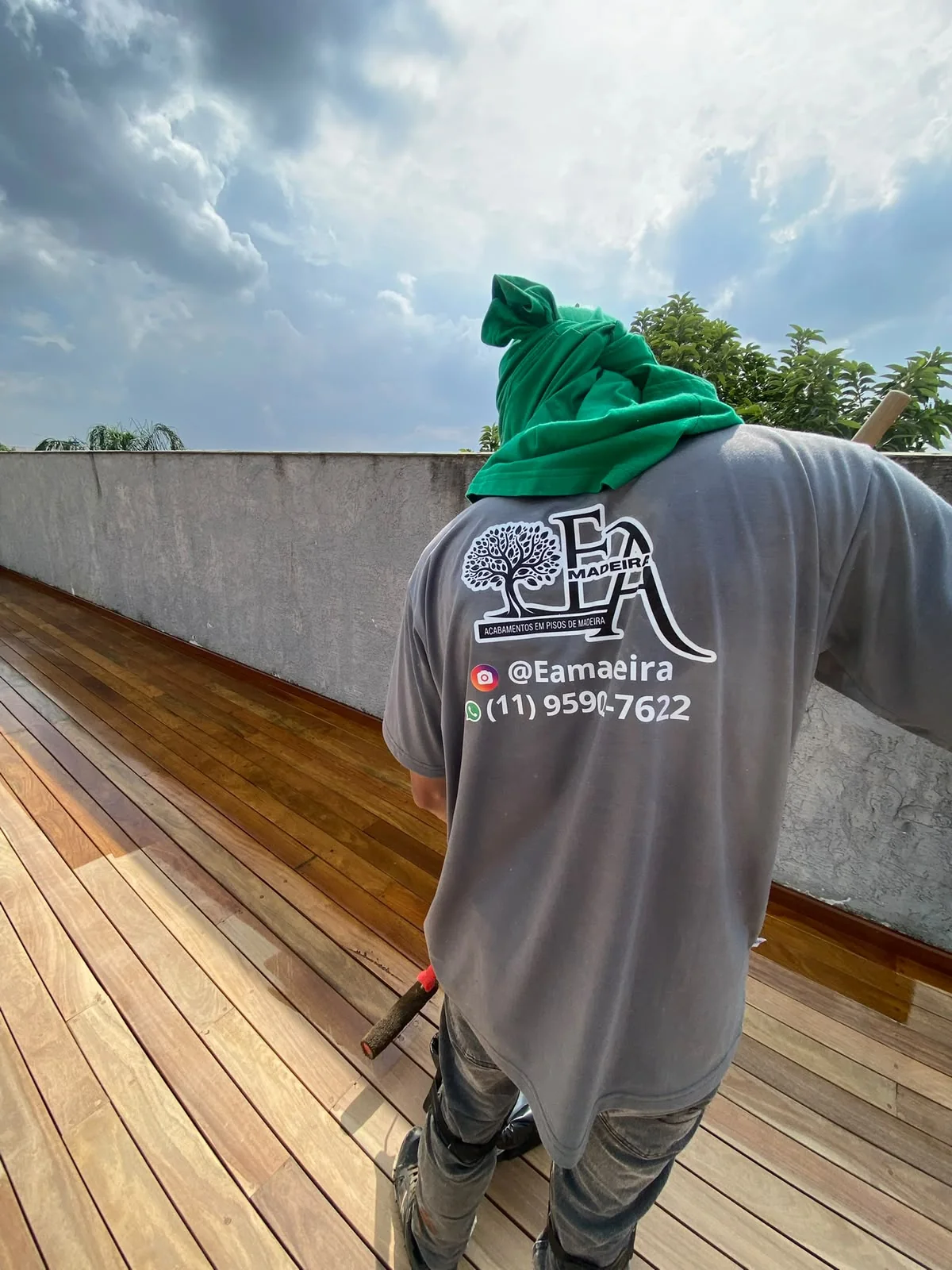 Profissional da EA Madeira aplicando verniz no deck de Cumaru